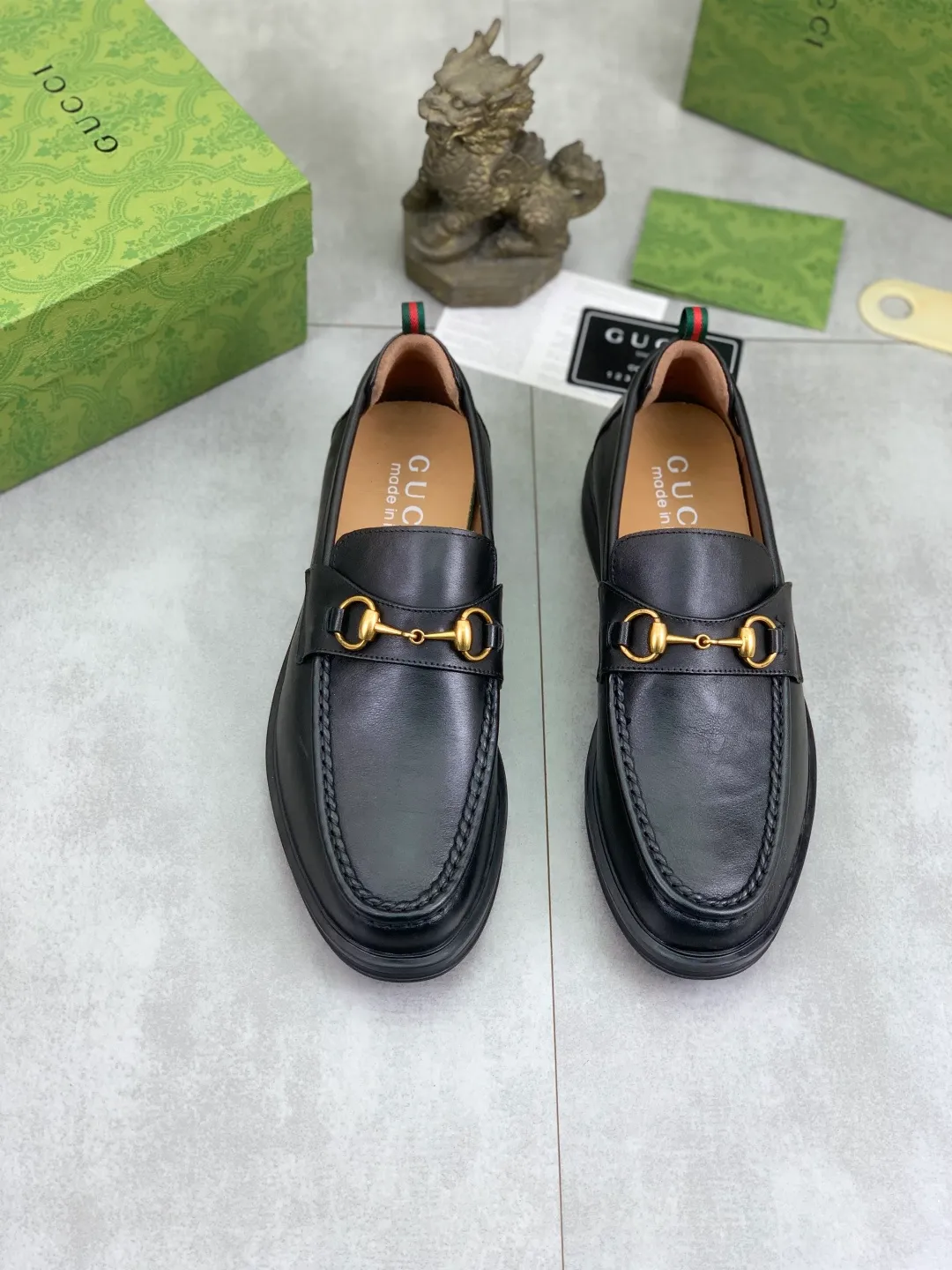 Men's shoes💰P500💰【New model, soft and comfortable Gucci classic business leather shoes hot selection (Gucci) official website latest Gucci 🎁 business leather shoes, hot style 💥 simple and elegant style, exclusive for trendy men. Unique official website latest brand original double G embossed element 👑Gucci Original decoration, fashionable and generous, made of original calfskin ✅ fully imported first-layer pigskin lining, official website designated wear-resistant, rubber business outsole, real-life photos of classic models at the counter 🎬38-44 (customized for 45) 3⃣️ colors available